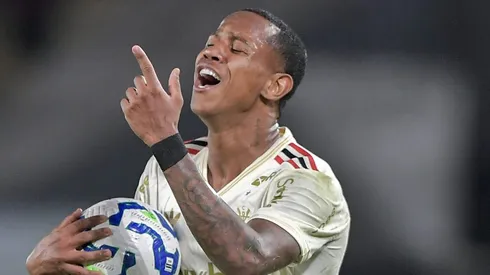 Wallace Yan recebeu mais cartões amarelos que zagueiros, laterais e volantes do Flamengo em 2025.