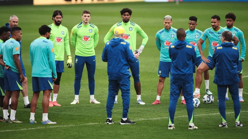 Carlo Ancelotti tecnico do Brasil conversa com jogadores durante treino no Centro de Treinamento Arena Corinthians. Foto: Ettore Chiereguini/AGIF