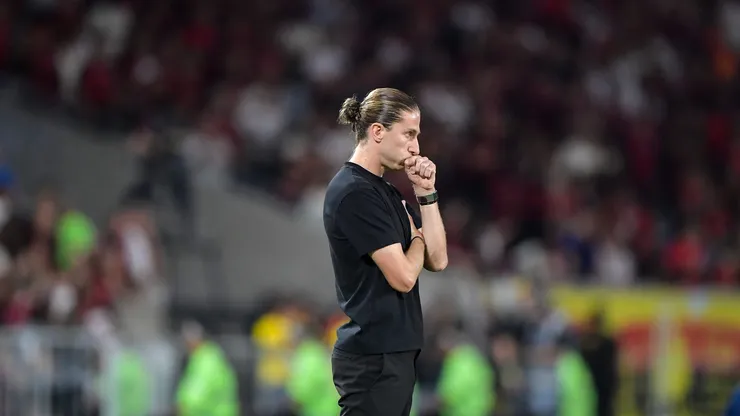 RJ - RIO DE JANEIRO - 02/10/2025 - BRASILEIRO A 2025, FLAMENGO X CRUZEIRO - Filipe Luis tecnico do Flamengo durante partida contra o Cruzeiro no estadio Maracana pelo campeonato Brasileiro A 2025. Foto: Thiago Ribeiro/AGIF