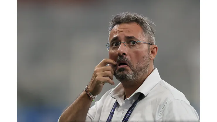 Alexandre Mattos trata das negociações no Santos.