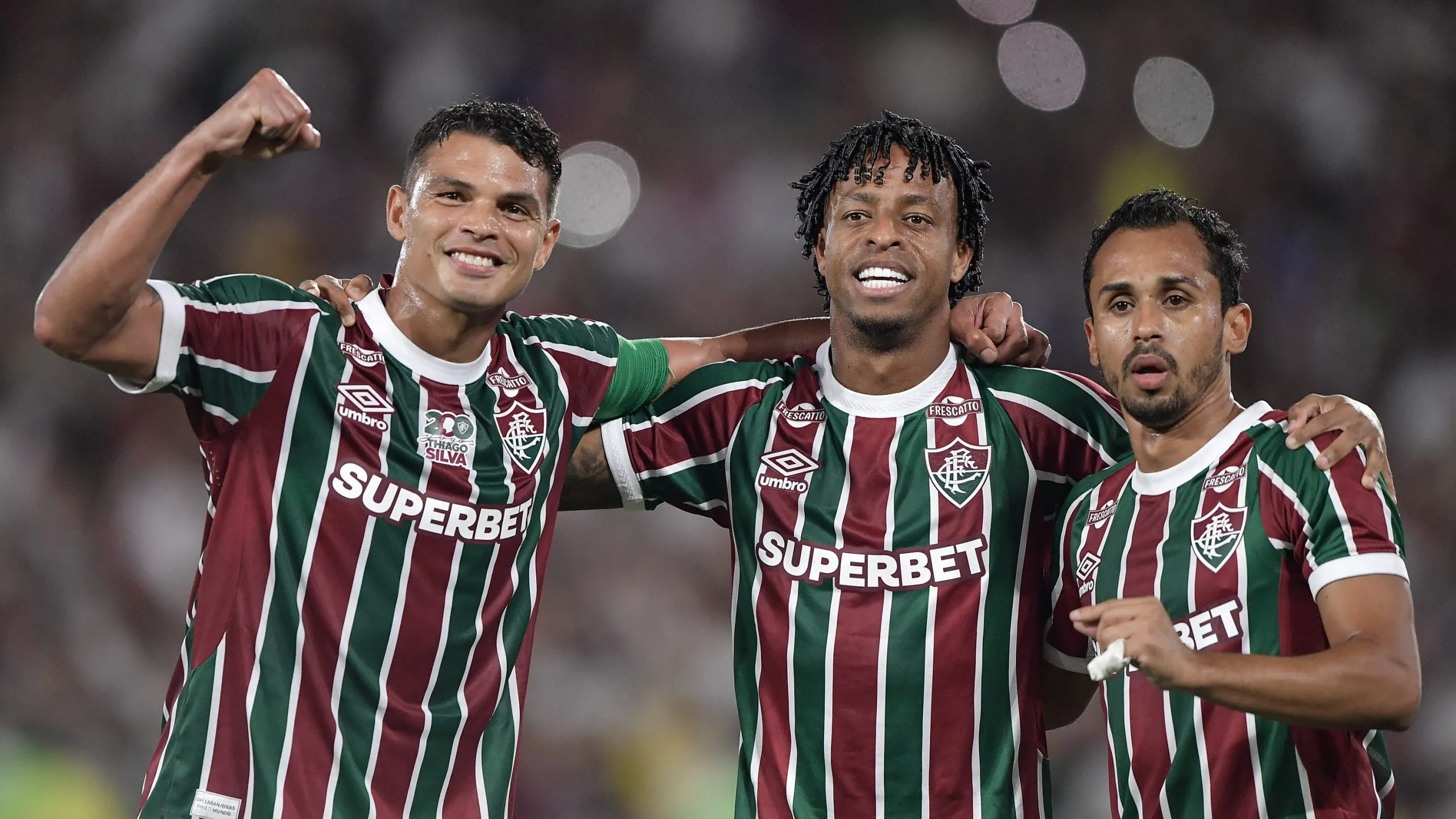 Keno jogador do Fluminense comemora seu gol com Thiago Silva e Keno jogadores da sua equipe – Foto: Thiago Ribeiro/AGIF