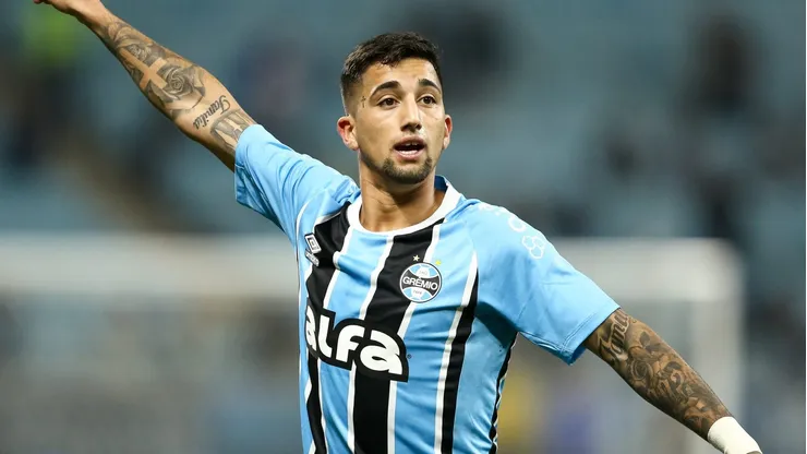 Cristian Olivera, meia-atacante do Grêmio em partida pelo campeonato brasileiro (Foto: Pedro H. Tesch/Getty Images)