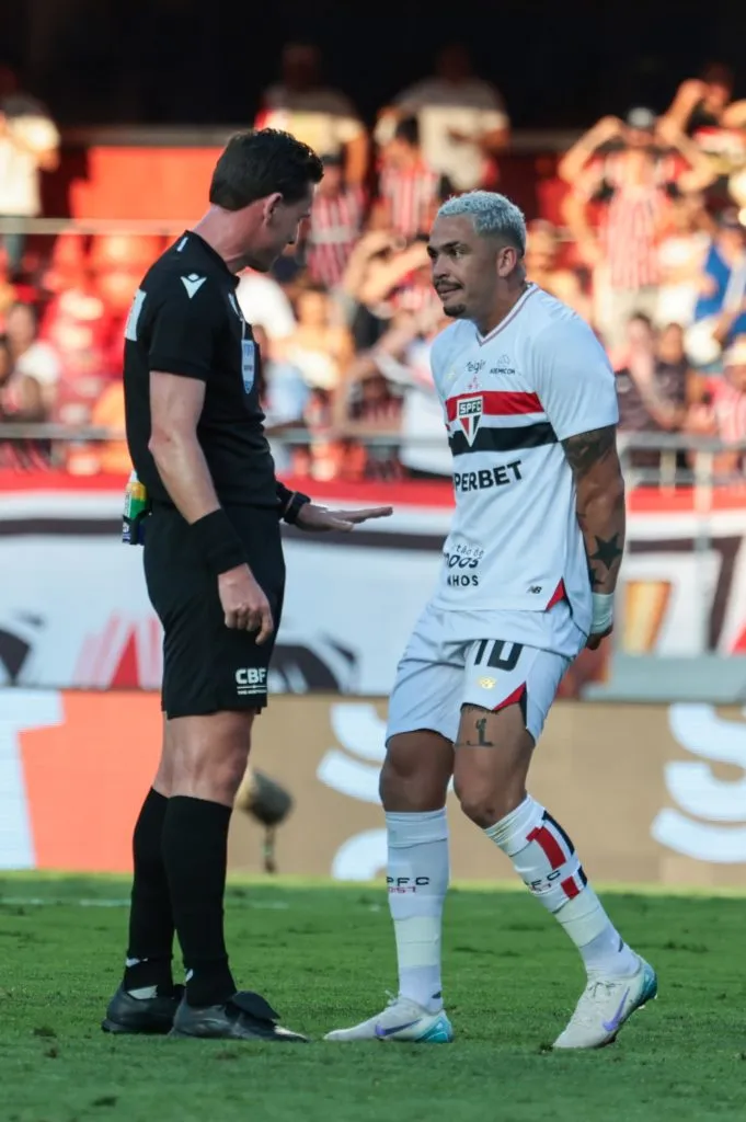São Paulo está na frente do Palmeiras em decisões a favor dadas pelo VAR n BR-25 – Foto: Marcello Zambrana/AGIF