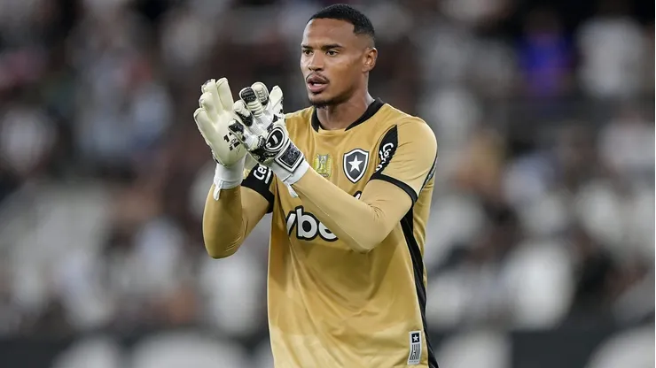 John foi lembrado por Carlo Ancelotti após suas atuações pelo Botafogo e no futebol inglês. Foto: Thiago Ribeiro/AGIF