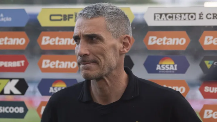 Vojvoda durante partida pelo Santos
