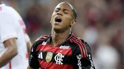 Wallace Yan recebe multa salarial por indisciplina após expulsão em derrota do Flamengo.