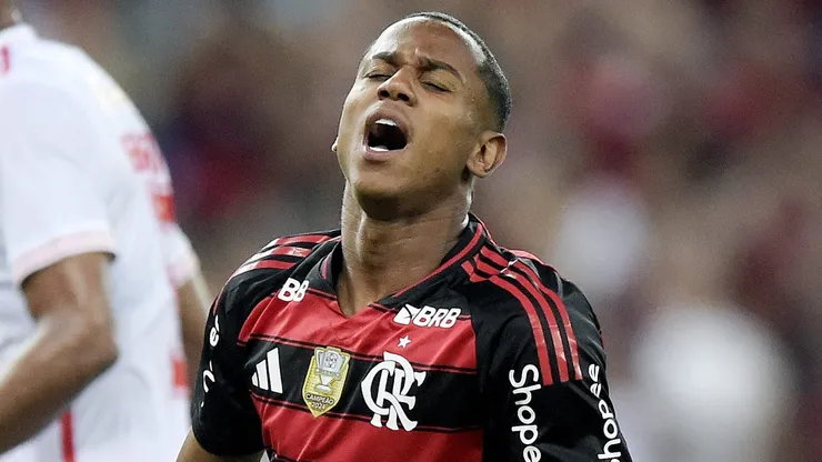 Wallace Yan recebe multa salarial por indisciplina após expulsão em derrota do Flamengo.
