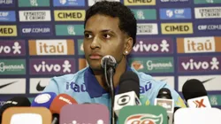 Rodrygo durante entrevista coletiva pela Seleção Brasileira. Foto: Rafael Ribeiro/CBF