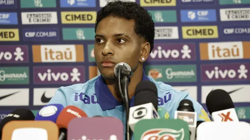 Rodrygo durante entrevista coletiva pela Seleção Brasileira. Foto: Rafael Ribeiro/CBF
