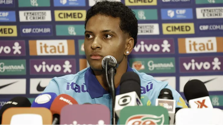 Rodrygo durante entrevista coletiva pela Seleção Brasileira. Foto: Rafael Ribeiro/CBF