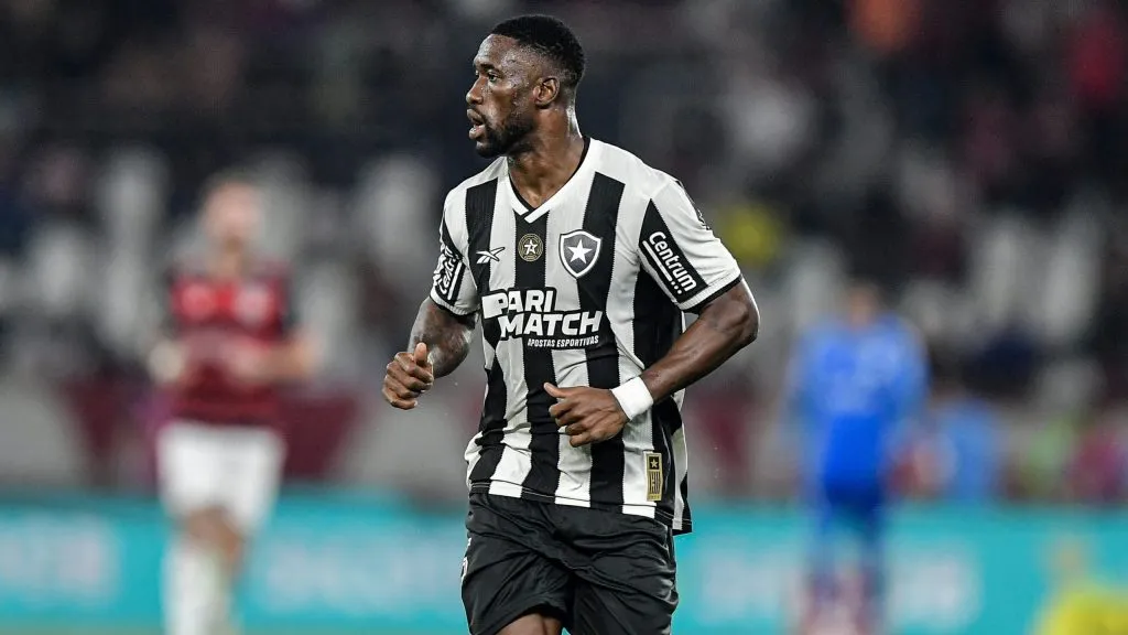 Bastos só retorna ao Botafogo em 2026 – Foto: Thiago Ribeiro/AGIF