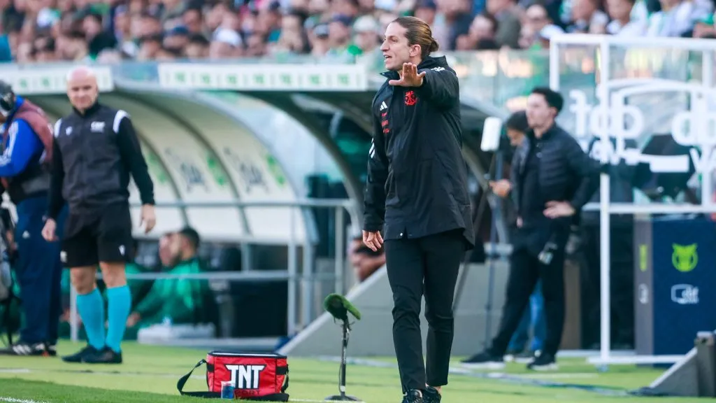 Filipe Luís prepara mudança no elenco – Foto: Luiz Erbes/AGIF