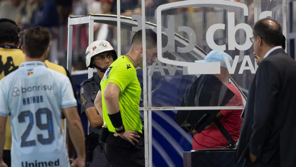VAR contra o Grêmio. Foto: Joisel Amaral/AGIF