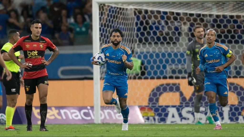 Gabigol comemora seu gol durante a partida contra o Sport . Foto: Marlon Costa/AGIF