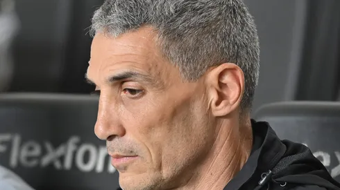 SP - SANTOS - 01/10/2025 - BRASILEIRO A 2025, SANTOS X GREMIO - Vojvoda tecnico do Santos durante partida contra o Gremio no estadio Vila Belmiro pelo campeonato Brasileiro A 2025.