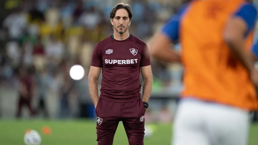 Luis Zubeldía durante a partida entre Fluminense x Atlético-MG – Foto: Jorge Rodrigues/AGIF