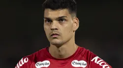 Gabriel Brazão durante partida entre Red Bull Bragantino e Santos, no Estádio Cícero de Souza Marques, pelo Brasileirão.