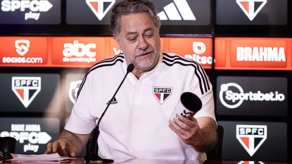O presidente Julio Casares fala aos jornalistas durante apresentacao oficial de James Rodriguez como jogador do Sao Paulo em coletiva de imprensa realizada no CT Barra Funda. Foto: Abner Dourado/AGIF