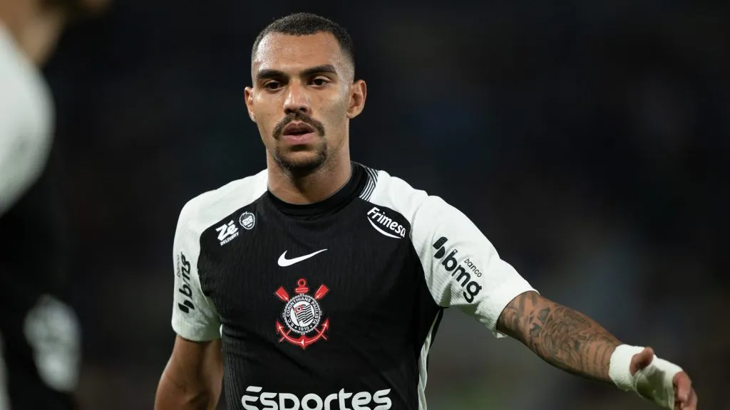 Matheuzinho jogador do Corinthians durante partida contra o Fluminense no estadio Maracana pelo campeonato Brasileiro A 2025. Foto: Jorge Rodrigues/AGIF