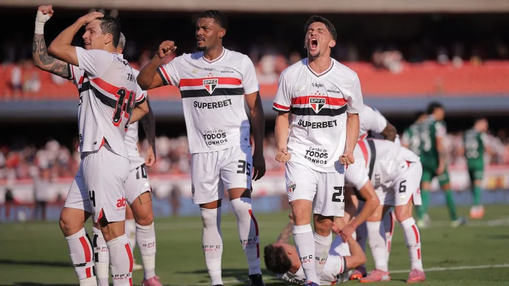Tapia jogador do Sao Paulo comemora seu gol com jogadores do seu time durante partida contra o Palmeiras no estadio Morumbi pelo campeonato Brasileiro A 2025. Foto: Ettore Chiereguini/AGIF