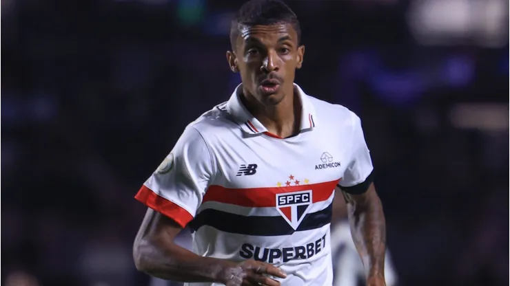 aLuiz Gustavo jogador do Sao Paulo durante partida contra o Botafogo no estadio Morumbi pelo campeonato Brasileiro A 2024. Foto: Marcello Zambrana/AGIF