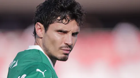 Raphael Veiga jogador do Palmeiras durante partida contra o Sao Paulo no estadio Morumbi pelo campeonato Brasileiro A 2025. Foto: Ettore Chiereguini/AGIF