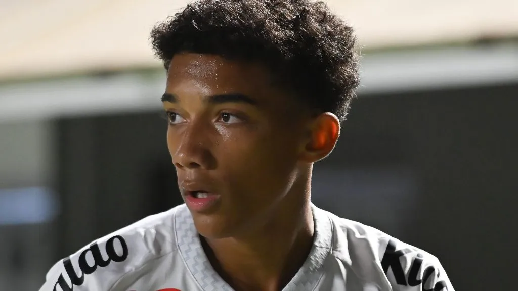 Robinho Jr. jogador do Santos durante partida contra o Gremio no estadio Vila Belmiro pelo campeonato Brasileiro A 2025. Foto: Jota Erre/AGIF