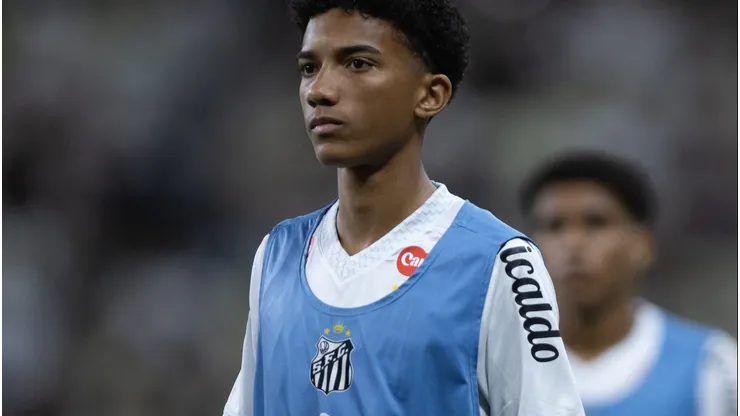 [Robinho] jogador do Santos durante partida contra o Ceara no estadio Arena Castelao pelo campeonato Brasileiro A 2025. Foto: Baggio Rodrigues/AGIF