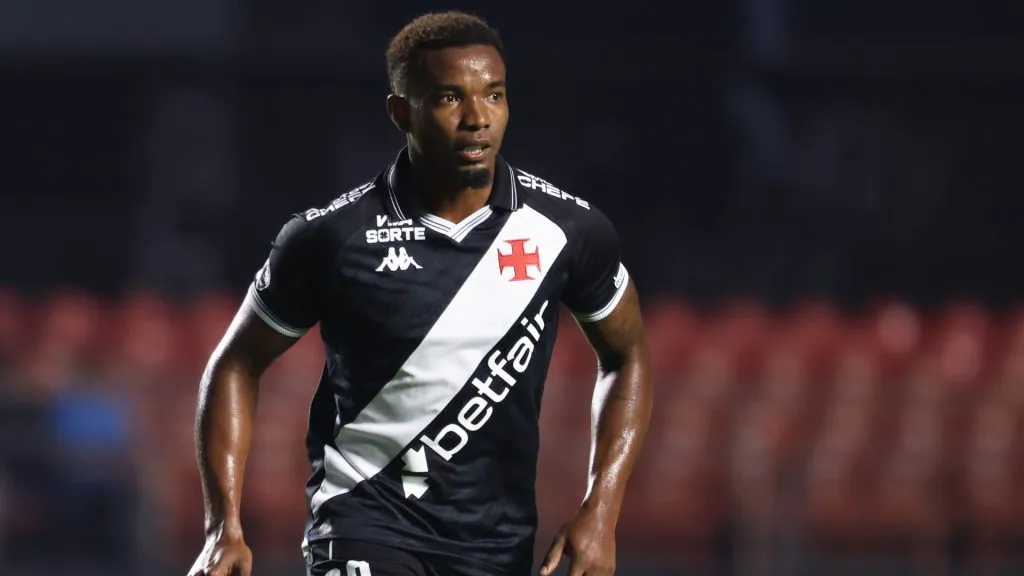 Thiago Mendes em ação pelo Vasco durante partida contra o Santos – Foto: Marcello Zambrana/AGIF