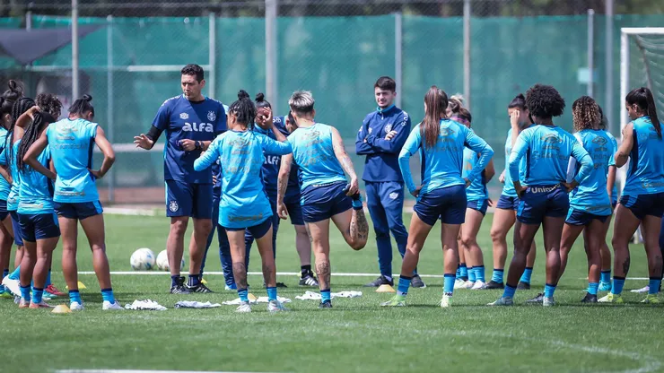 As atletas do elenco tricolor treinam no Complexo da Ulbra, em Canoas (Foto: Caroline Motta/Grêmio)