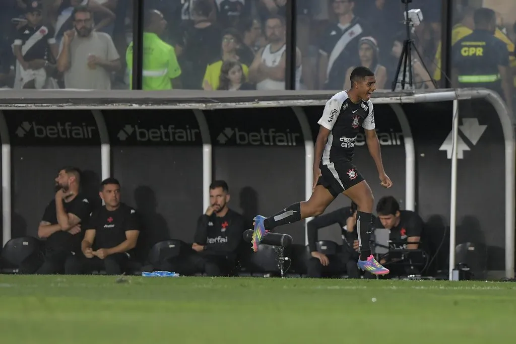 Gui Negão jogador do Corinthians comemora seu gol durante partida contra o Vasco – Foto: Thiago Ribeiro/AGIF