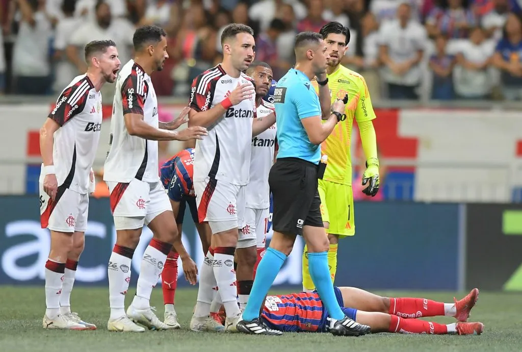 Danilo levou cartão vermelho diretamente por dividida dura com jogador do Bahia pelo BR-25 – Foto: Jhony Pinho/AGIF