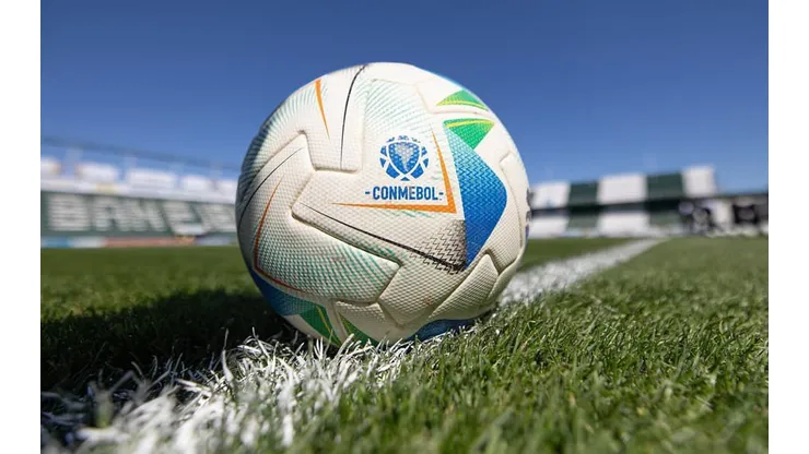 Bola oficial da Libertadores. Foto: Staff Images Woman/CONMEBOL