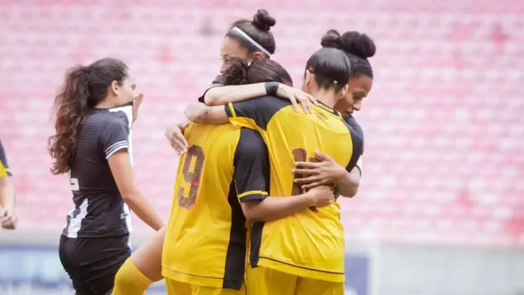Time feminino do Sport em campo pela Copa Maria Bonita