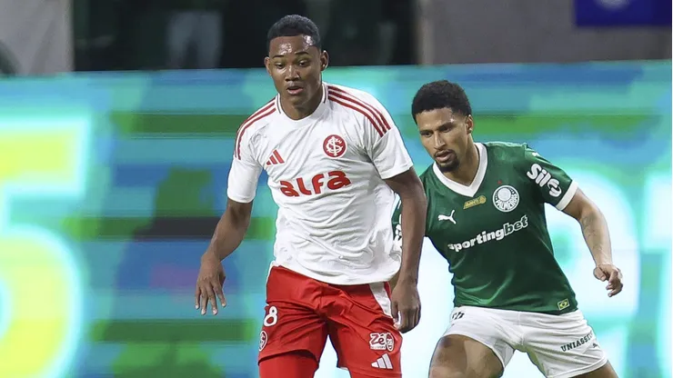 Raykkonen, atacante do Inter em partida pelo campeonato brasileiro
