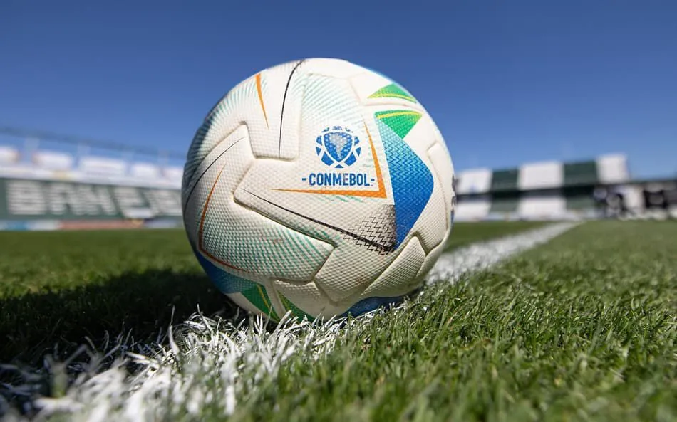 Bola oficial da Libertadores. Foto: Staff Images Woman/CONMEBOL