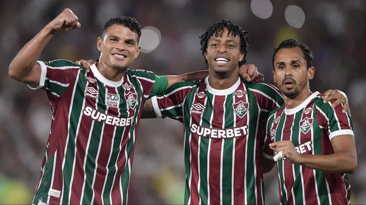 Keno jogador do Fluminense comemora seu gol com Thiago Silva e Keno jogadores da sua equipe - Foto: Thiago Ribeiro/AGIF