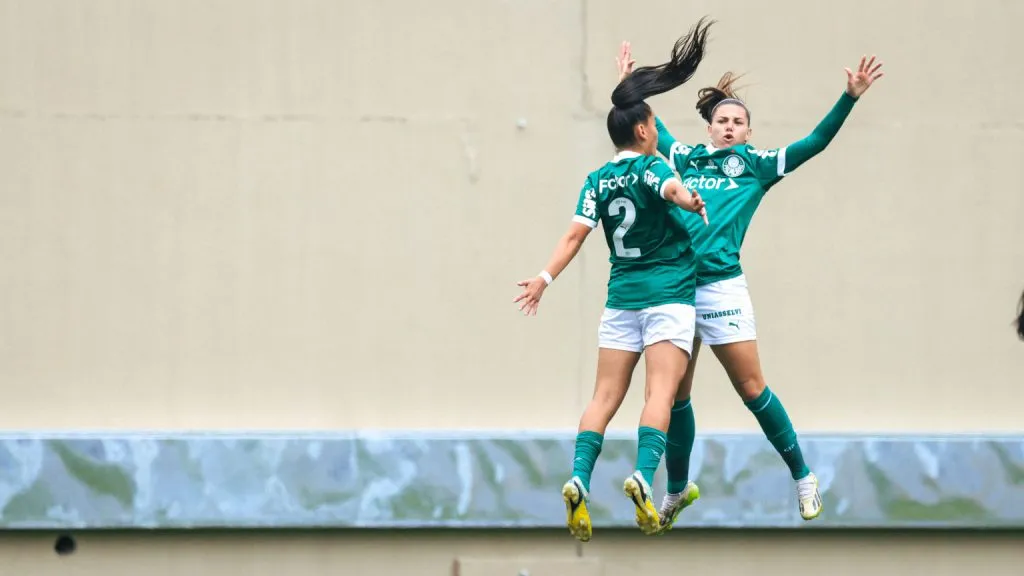 Jogadoras do Palmeiras celebram gol no Paulistão Feminino Sub-20