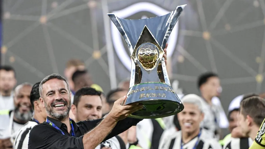 Artur Jorge foi premiado pelas conquistado realizadas no Botafogo em 2024 – Foto: Thiago Ribeiro/AGIF