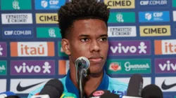 Estêvão durante entrevista coletiva pela Seleção Brasileira. Foto: Rafael Ribeiro/CBF