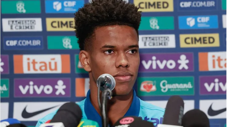 Estêvão durante entrevista coletiva pela Seleção Brasileira. Foto: Rafael Ribeiro/CBF
