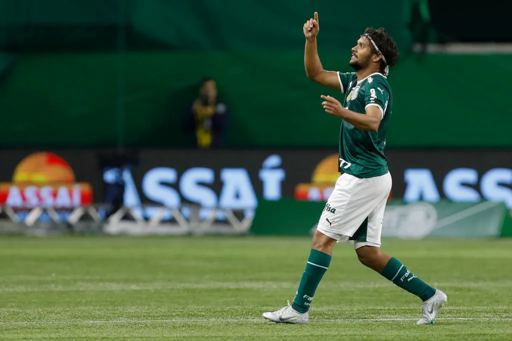 Gustavo Scarpa marcou um golaço na vitória do Palmeiras diante do Grêmio e deu a vitória ao Verdão no io Grande do Sul. Foto: Ricardo Moreira/Getty Images)