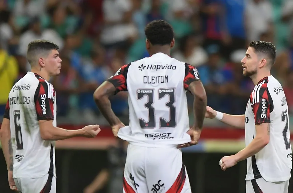 Jogadores do Flamengo durante partida contra o Bahia no estadio Fonte Nova pelo campeonato Brasileiro A 2025. Foto: Jhony Pinho/AGIF