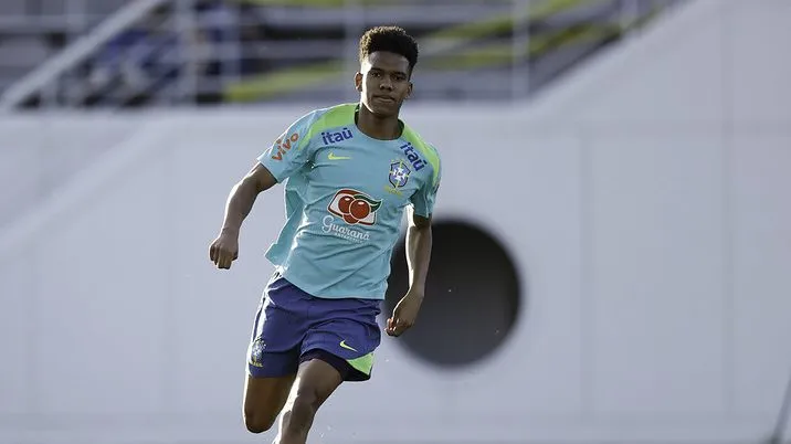 Estêvão em treino da Seleção Brasileira. Foto: Rafael Ribeirorio / CBF
