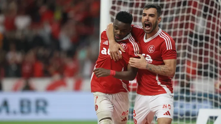 Carbonero e Bruno Henrique festejam gol contra o Corinthians (Ricardo Duarte / Internacional)