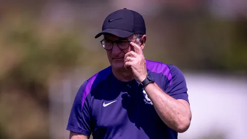 Dorival Júnior em treino do Timão. O treinador está de olho em jovem atacante