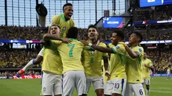 Jogadores da Seleção Brasileira comemorando gol. (Photo by Kevork Djansezian/Getty Images)