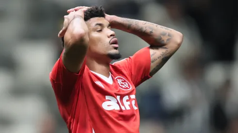 Juninho em ação pelo Internacional durante partida contra o Atlético-MG - Foto: Gilson Lobo/AGIF