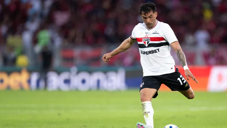 Enzo Diaz jogador do Sao Paulo durante partida contra o Flamengo no estadio Maracana pelo campeonato Brasileiro A 2025. Foto: Jorge Rodrigues/AGIF