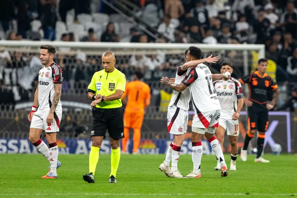 Jogadores do Flamengo comemoram vitoria ao final da partida contra o Corinthians no estadio Arena Corinthians pelo campeonato Brasileiro A 2025. Foto: Joisel Amaral/AGIF